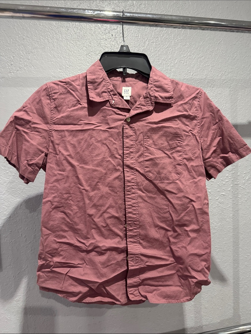 GAP kids Short-Sleeve Button-Down Shirt in Rose